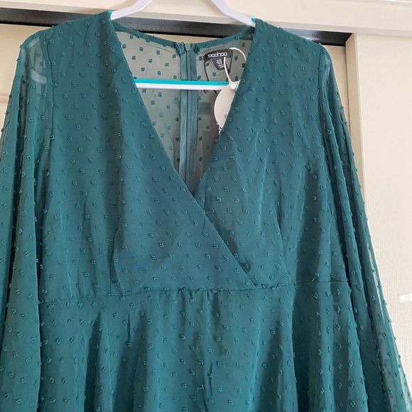 Elegant Green V-Neck Dress - Picture 5 of 10